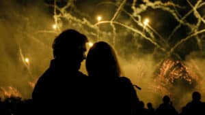 Paar das auf Feuerwerk in München blickt